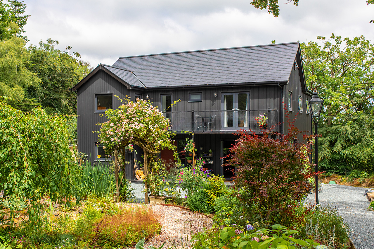 This Cutting-Edge Self-Build project has been constructed with Cladco Roofing Sheets and Composite Cladding Boards | The Spinney
