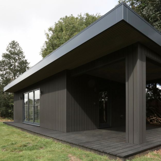 Contemporary Garden Art Studio with Charcoal Composite Decking & Cladding – Isle Architects