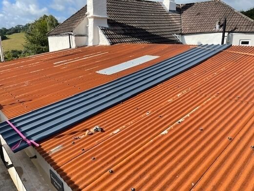 Lean-to-roof with rusted roofing sheets