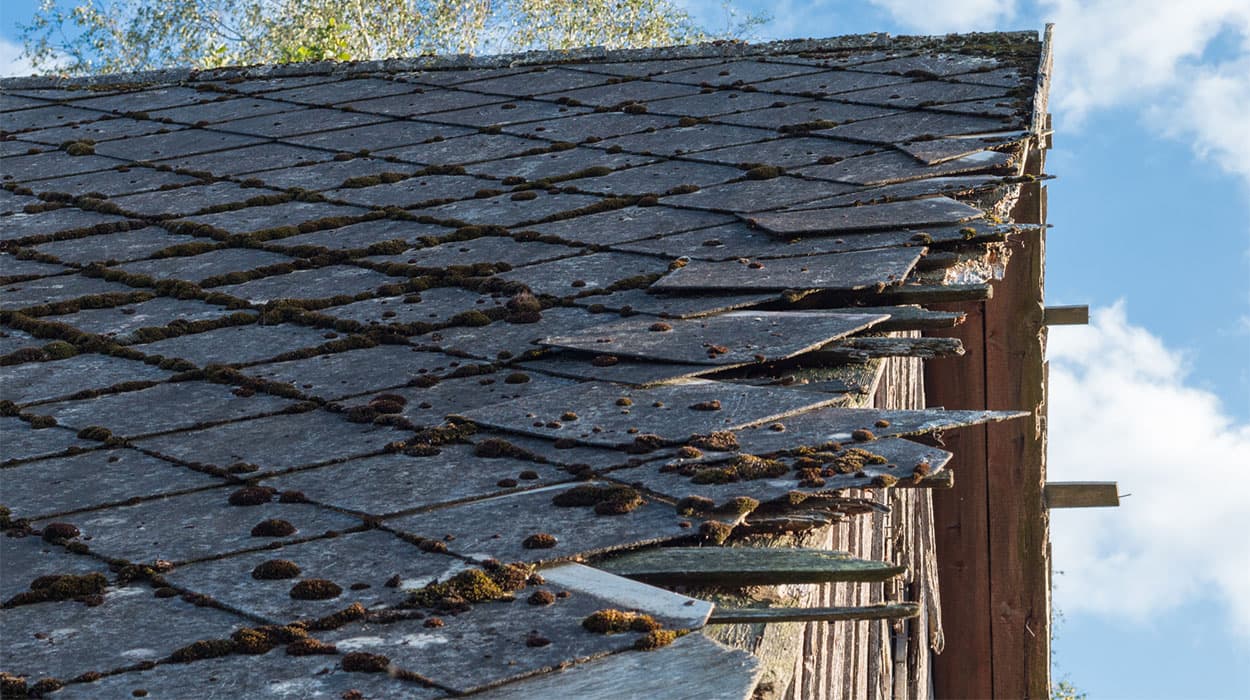 Asbestos roofing tiles have previously been used as roofing materials to recreate the look of slate roof tiles
